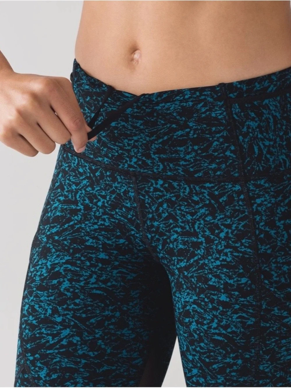Lululemon Outrun 17” Crop in Iced Wave Capri Black